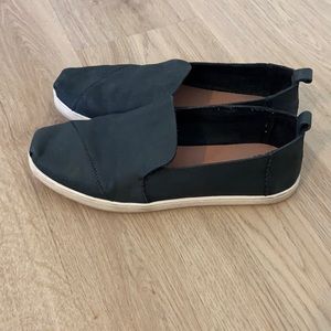 TOMS Size 9 Black slide-ons